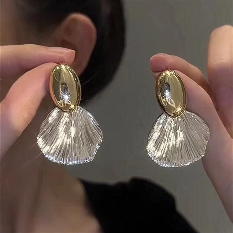 Brincos de concha geométrica em metal