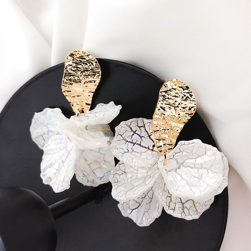 Brincos de flor com pétalas brancas