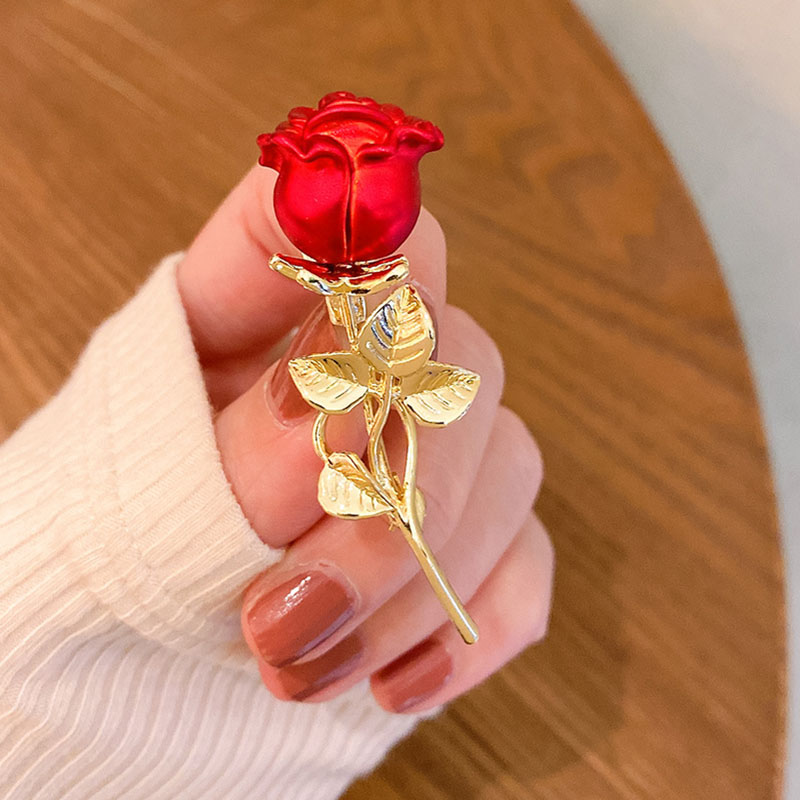 Broche de blusa em forma de rosa