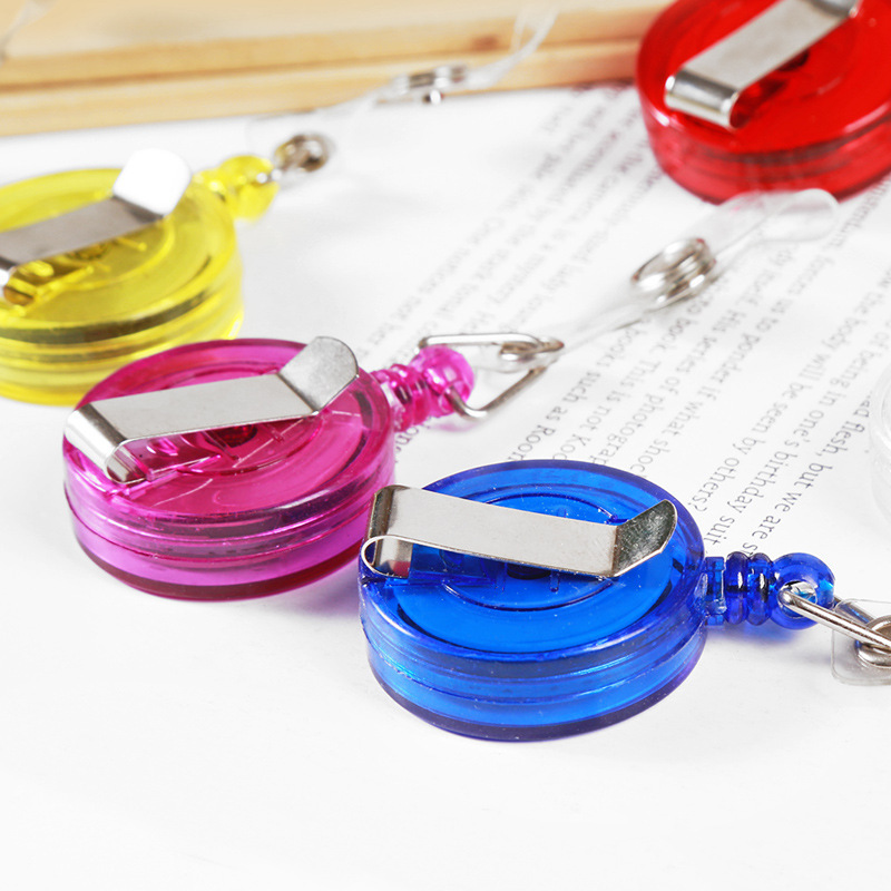 Porta-crachá retrátil com cordão